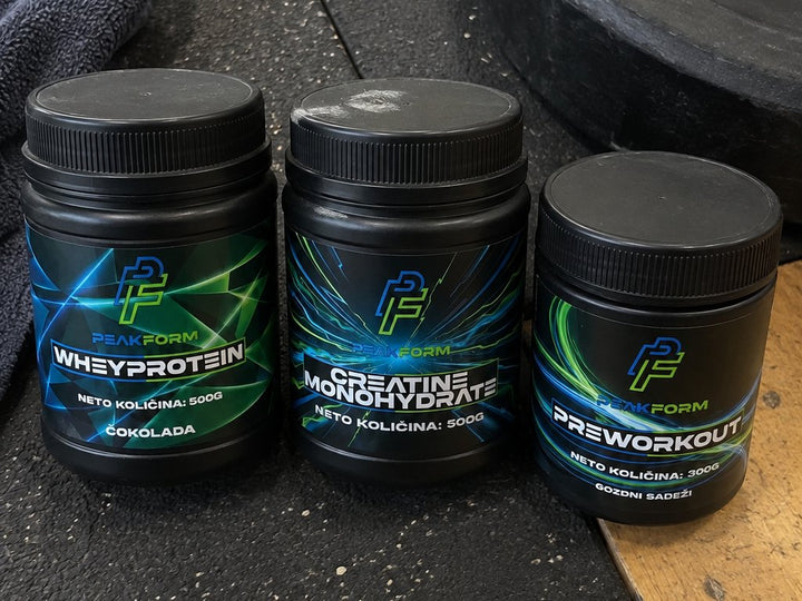 PeakForm whey, kreatin in pre-workout na dvižni ploščadi ob drogu in utežeh